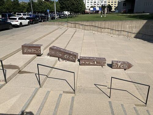 UMGESTÜRZTER OBELISK: Kunst oder Tragödie? : 